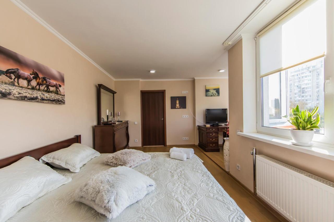 Super Comfort Flat For You Near The Metro. Kiev Luaran gambar