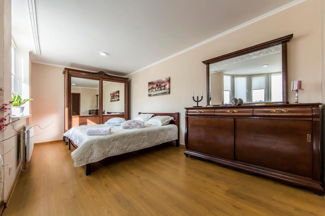 Super Comfort Flat For You Near The Metro. Kiev Luaran gambar